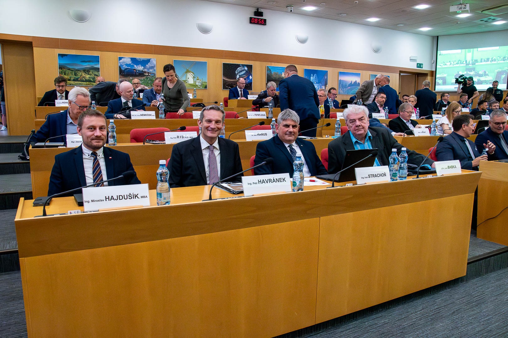 Zastupitelé Moravskoslezského kraje během červnového zasedání 2025, kde se jednalo o hasičích, půjčkách Liberty a investicích do letiště Mošnov.