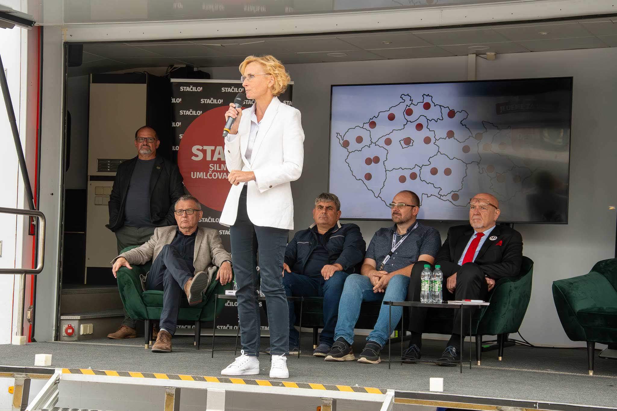 Kateřina Konečná během projevu na setkání hnutí Stačilo v Karviné 2025, po jejím boku kandidáti Moravskoslezského kraje.