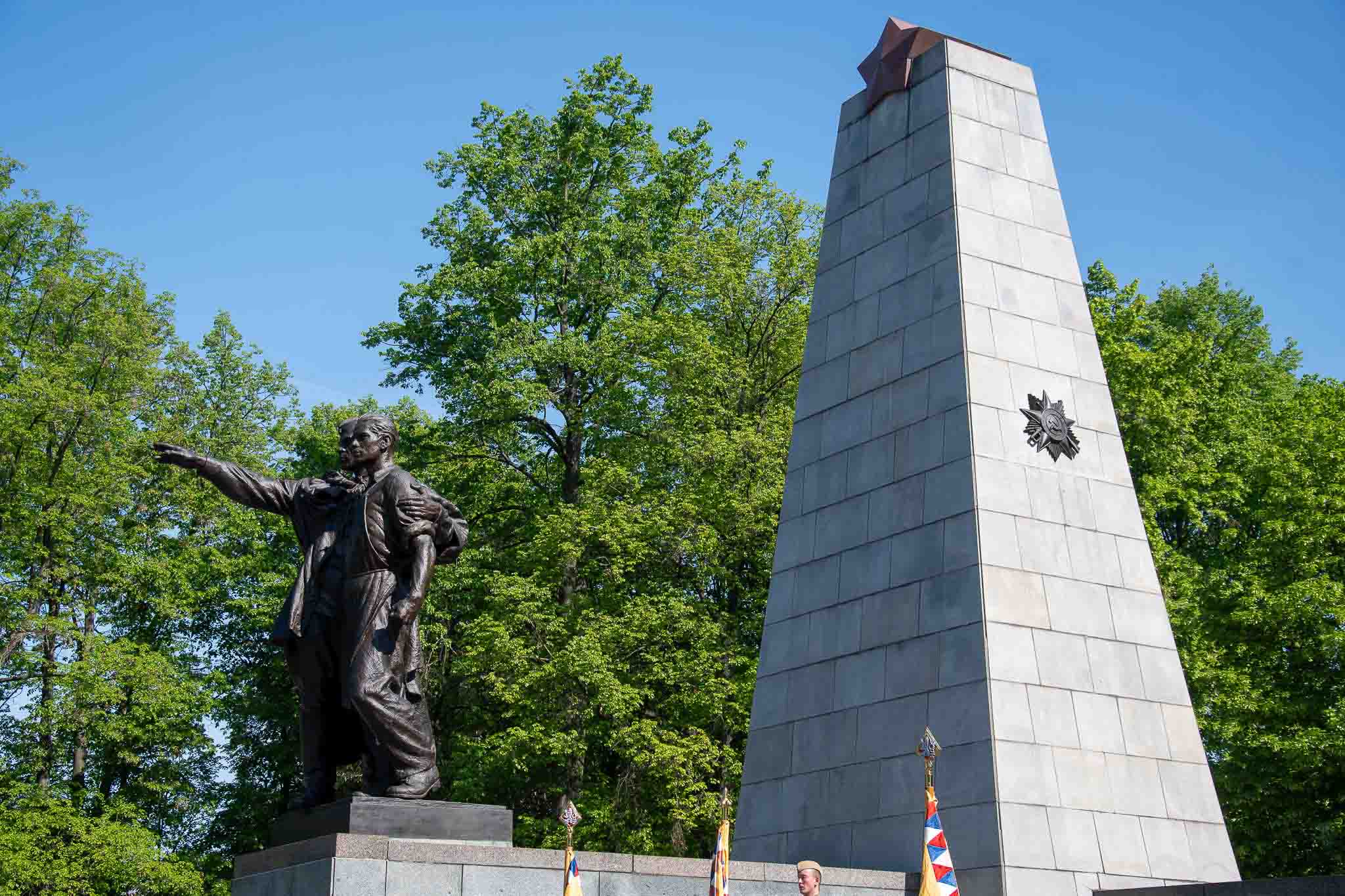 Památník osvobození v Komenského sadech v Ostravě, kde se konal pietní akt k 80. výročí osvobození města.