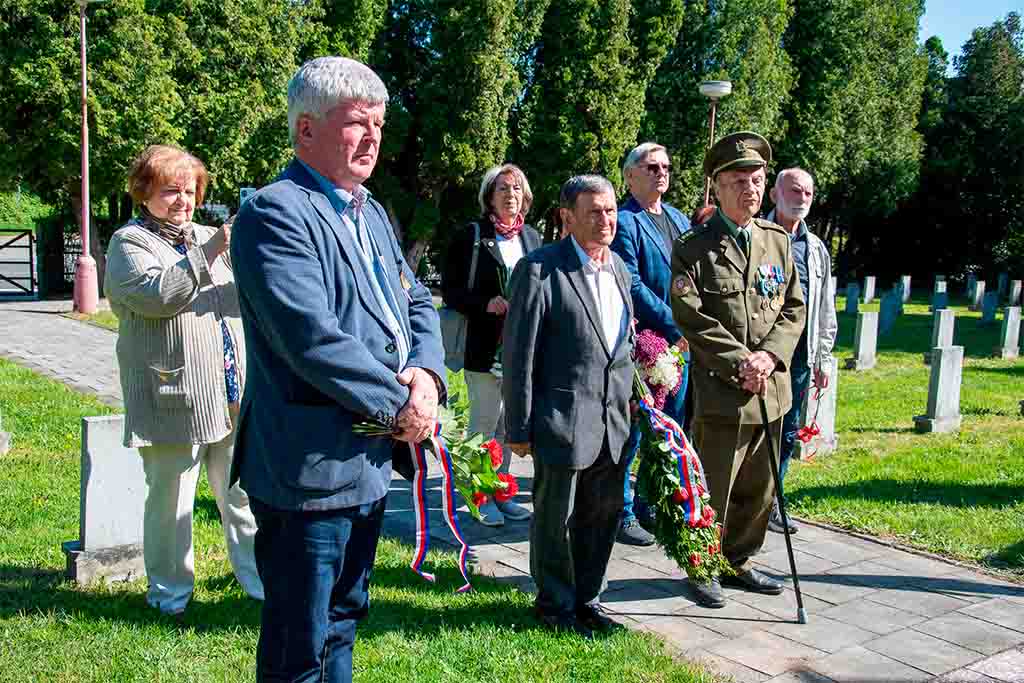 Účastníci pietního aktu v Hlučíně 26. dubna 2025 uctívají památku padlých vojáků Rudé armády.