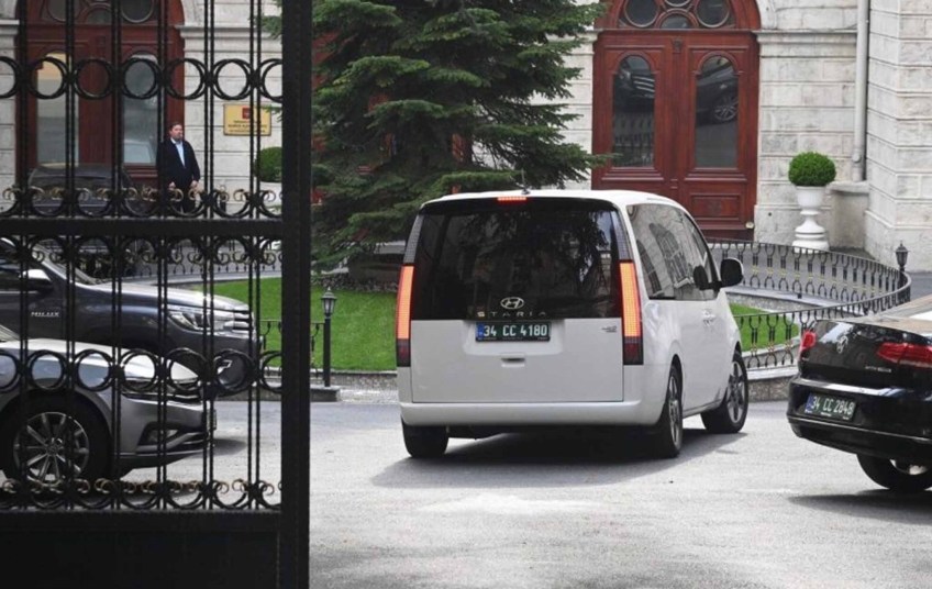 Auto ruské delegace vstupuje na území ruského generálního konzulátu v Istanbulu
