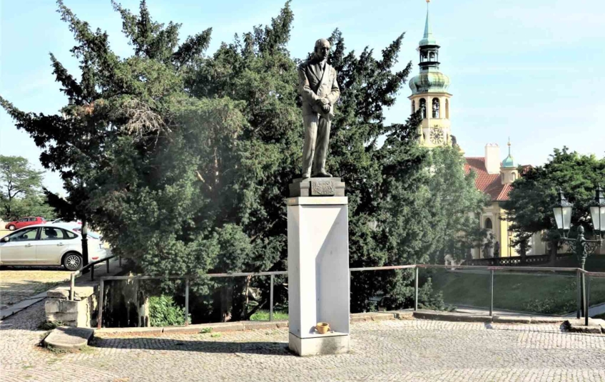 Pomník Edvarda Beneše na Loretánském náměstí v Praze. Zdroj: Drobné památky