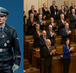 Symbolické zobrazení přepisování dějin – parlamentní poslanci tleskají, vedle nich stojí silueta esesáka na modrém pozadí.