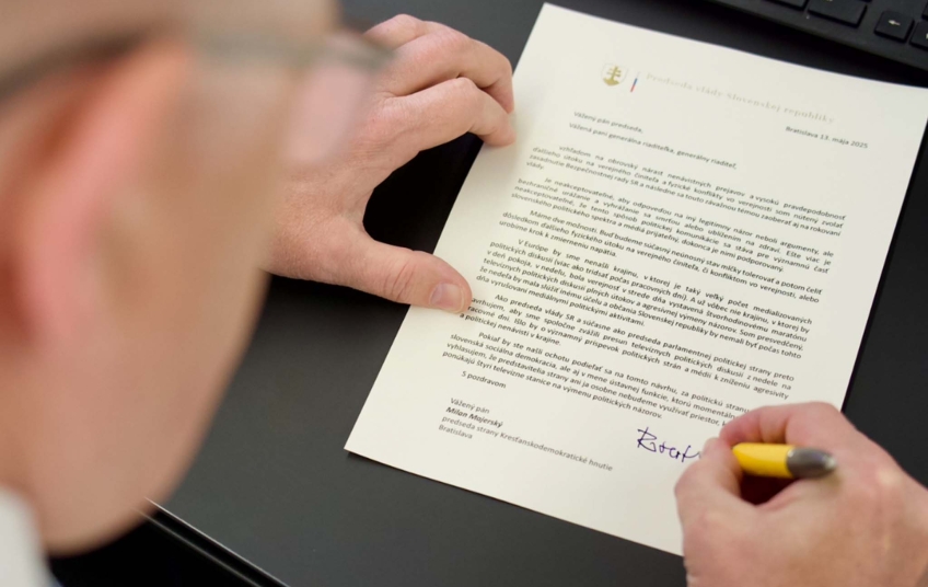 Robert Fico podepisuje dopis s návrhem na zrušení nedělních politických diskusí, květen 2025