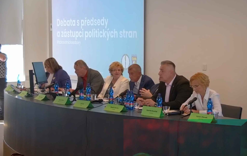 Panelová diskuse na odborovém fóru zdravotnictví 2025 s účastí zástupců odborů a opozičních politických stran, bez přítomnosti vládních představitelů.