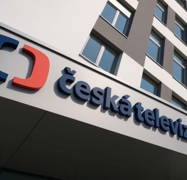 Ilustrační foto budovy České televize s logem ČT na moderní fasádě