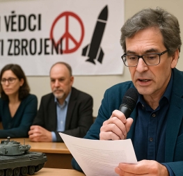 Ilustrační foto: tisková konference akademiků symbolizující iniciativu Vědci proti zbrojení. V popředí řečník, v pozadí banner s mírovým symbolem a modelem tanku.