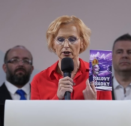 Aukro zrušilo dražbu fialových pohádek – Kateřina Konečná