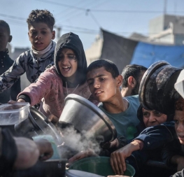 Genocida v Gaze - Děti v Pásmu Gazy čekající na jídlo během humanitární krize