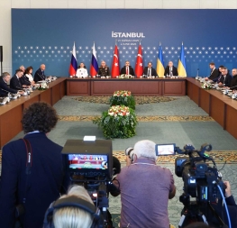 Ukrajinsko-ruské mírové rozhovory 2025 v Istanbulu – delegace u jednacího stolu