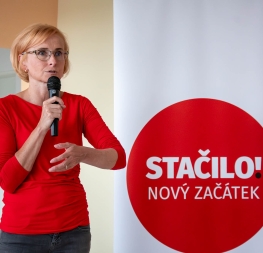 Setkání hnutí Stačilo! v Karviné - Kateřina Konečná při projevu