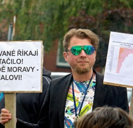 Petr Fiala ostuda Moravy – demonstranti v Ostravě drží transparenty a žádají demisi vlády. Foto: Vladimír Michna