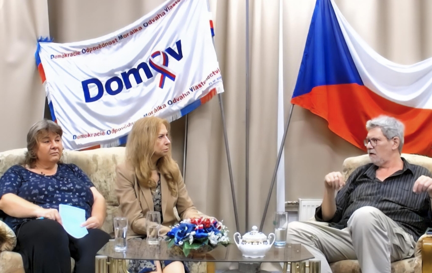 Beseda Svoboda i po projevu s Martinou Bednářovou, Lenkou Procházkovou a Petrem Žantovským v Klubu Domov
