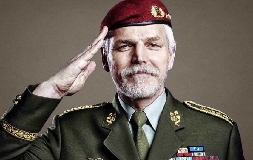 Kdo se neklaní NATO a EU, nemá šanci – generál ve výslužbě to dává jasně najevo. Prezident Petr Pavel v uniformě – odmítání referenda a kádrování opozice