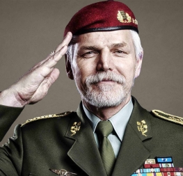 Prezident Petr Pavel v uniformě – odmítání referenda a kádrování opozice