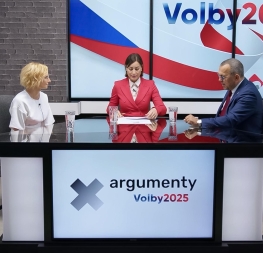 Kateřina Konečná a Jaroslav Foldyna ve studiu pořadu Volby 2025 na XTV při diskusi o zdravotnictví, korupci a dopravě
