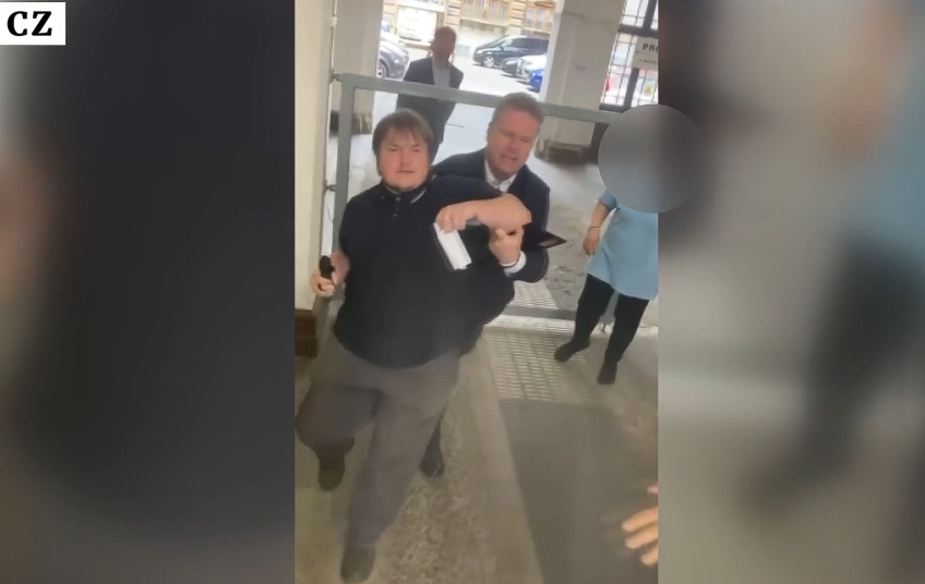 Zdroj: printscreen z pořadu Vojtěch Pšenák narazil při incidentu v sídle KSČM, byl vyveden Romanem Rounem po vulgárním útoku na ženu