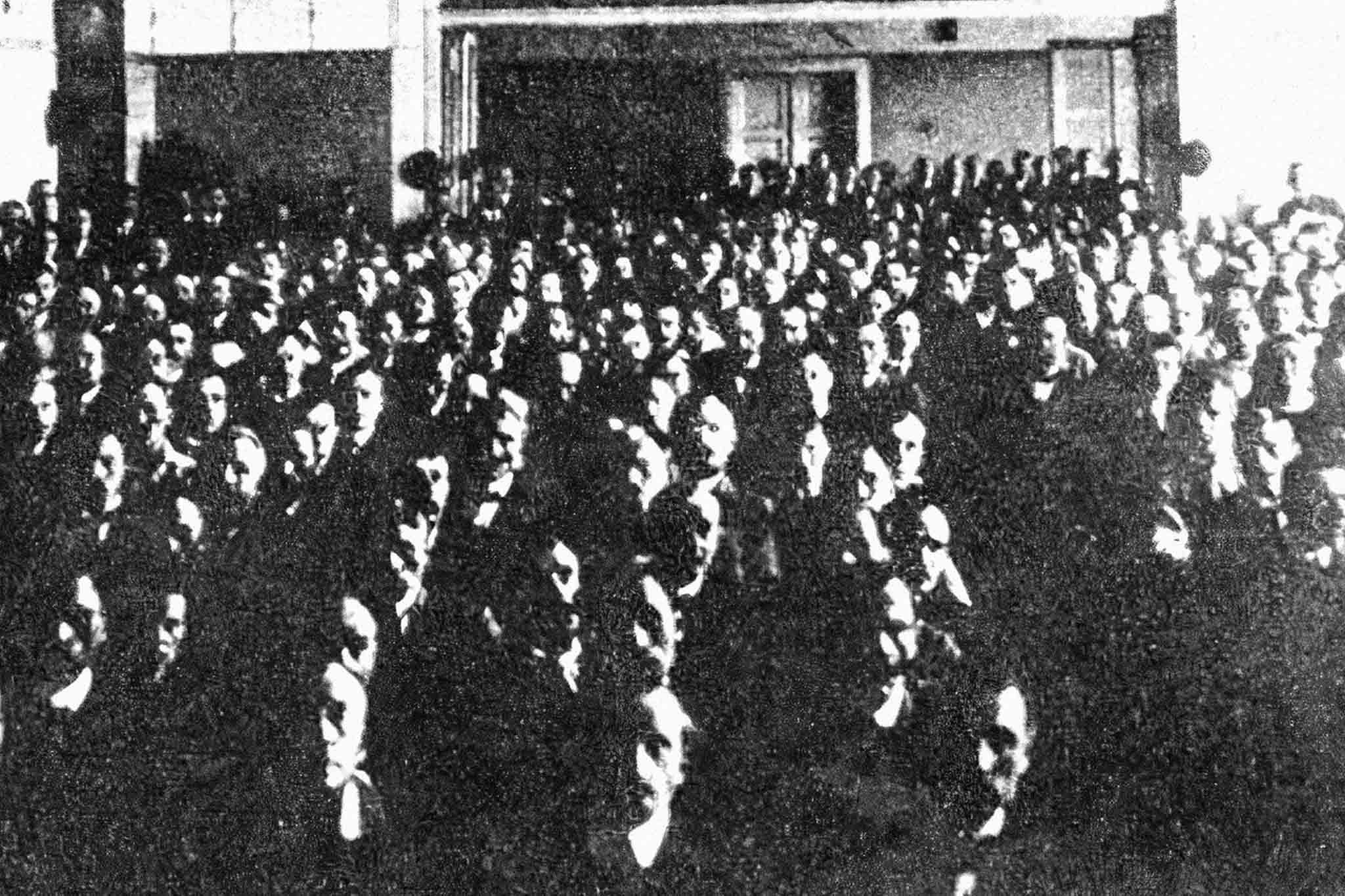 Delegáti na ustavujícím sjezdu Komunistické strany Československa v květnu 1921 v pražském Karlíně