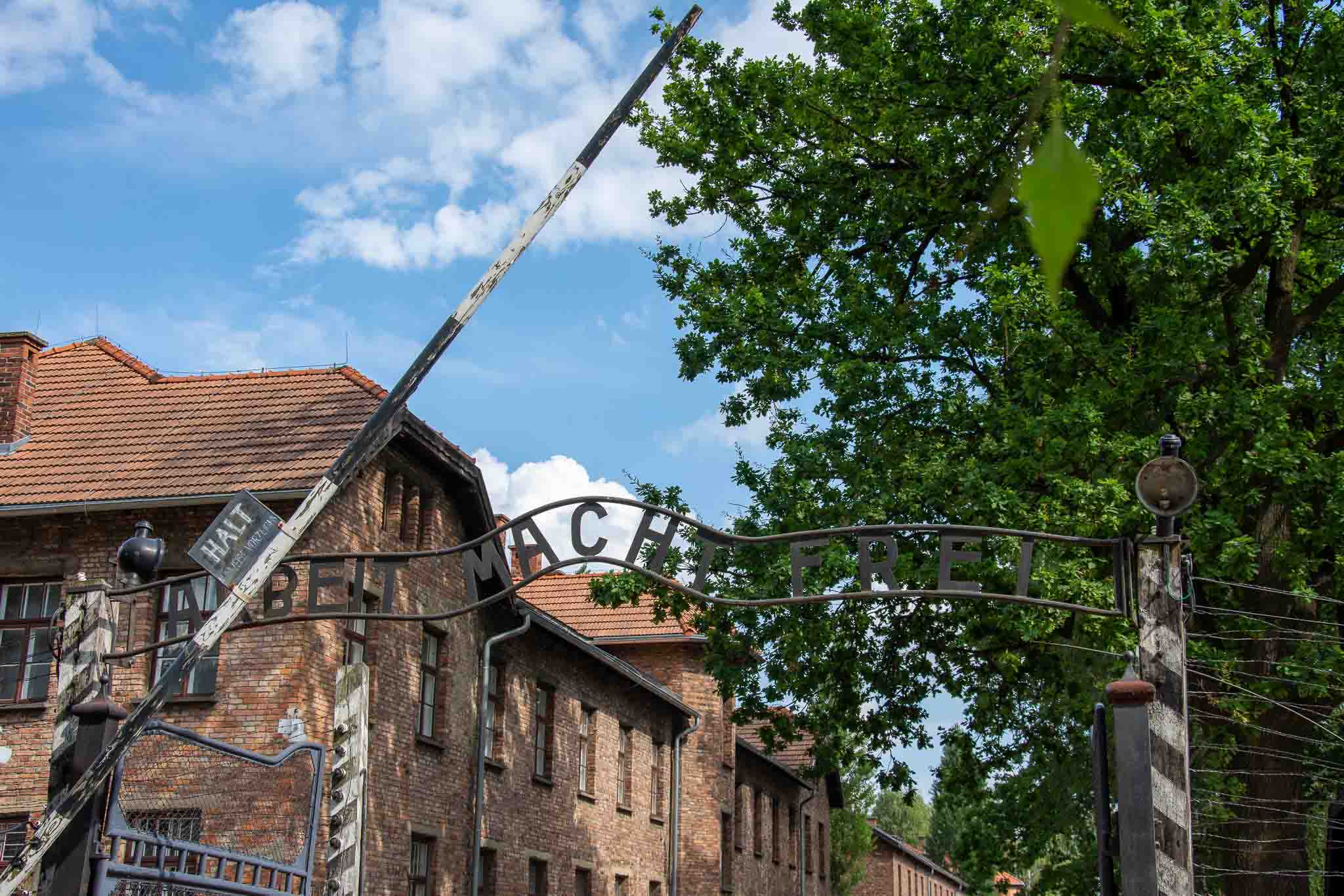 Začátek tábora Auschwitz – vstupní brána s nápisem Arbeit macht frei