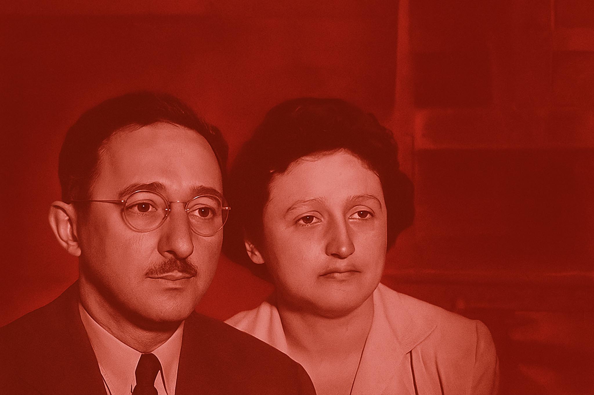 Poprava manželů Rosenbergových – historická fotografie z roku 1953 s portrétem Juliuse a Ethel v červeném tónování