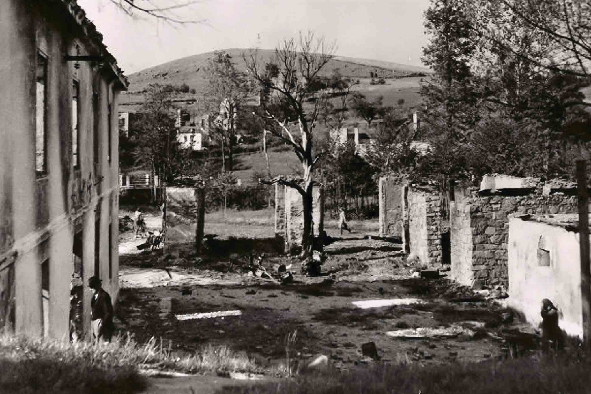 Vyvraždění obce Ležáky – pozůstatky vypálené osady po nacistickém útoku v roce 1942