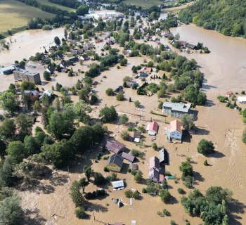 Peníze na povodně šly na obranu. Dočká se kraj pomoci?