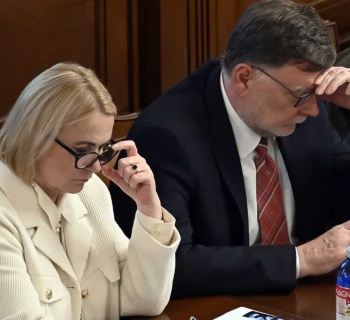 Fialova vláda opět přežila. Nedůvěra veřejnosti roste, aféry zůstávají