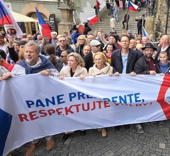 Pane prezidente, respektujte volby: Demonstrace proti zásahům do ústavy