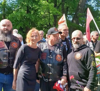 Skandál podle iDNES? Konečná se vyfotila s motorkáři. To je všechno
