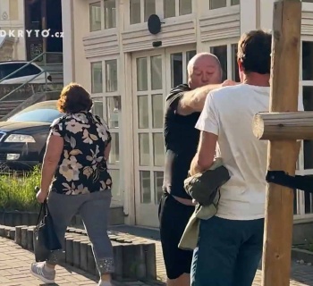 Napadení reportéra Hynka v Karlových Varech? Lidé mluví o provokaci