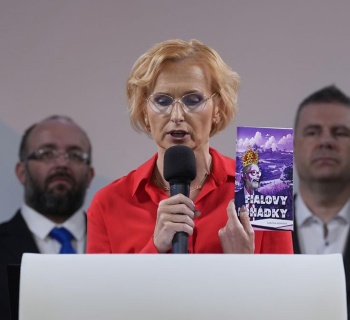 Aukro zrušilo dražbu fialových pohádek. Konečná varuje před cenzurou