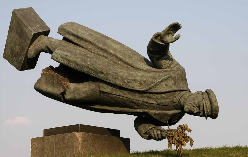 Padající a rozlomená socha sovětského vojáka – silný symbol oslav bez osvoboditelů a zapomenuté paměti