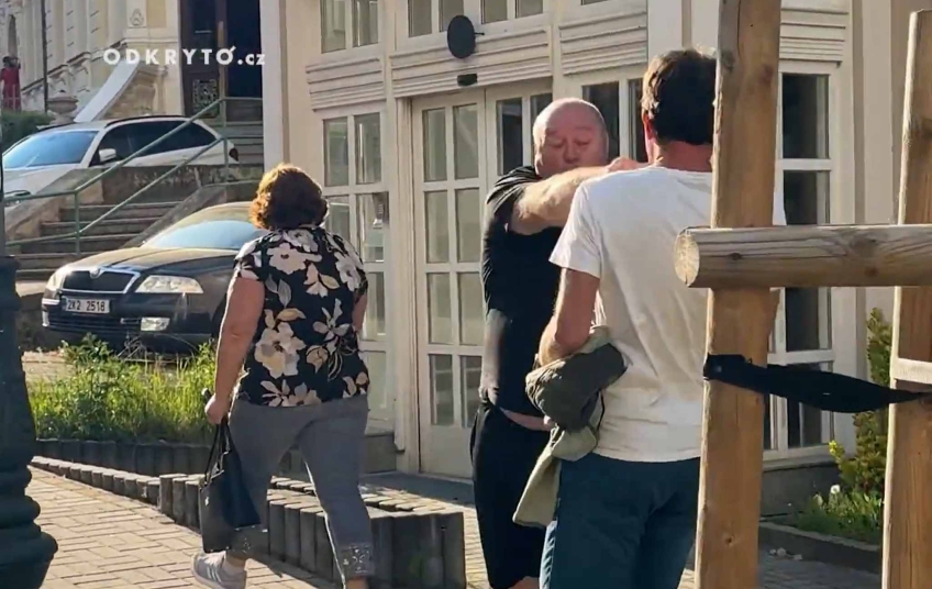 Moment konfrontace mezi ruským turistou a reportérem Hynkem v Karlových Varech, zachycený na videozáznamu.