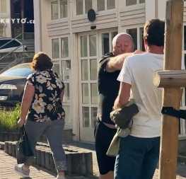 Moment konfrontace mezi ruským turistou a reportérem Hynkem v Karlových Varech, zachycený na videozáznamu.