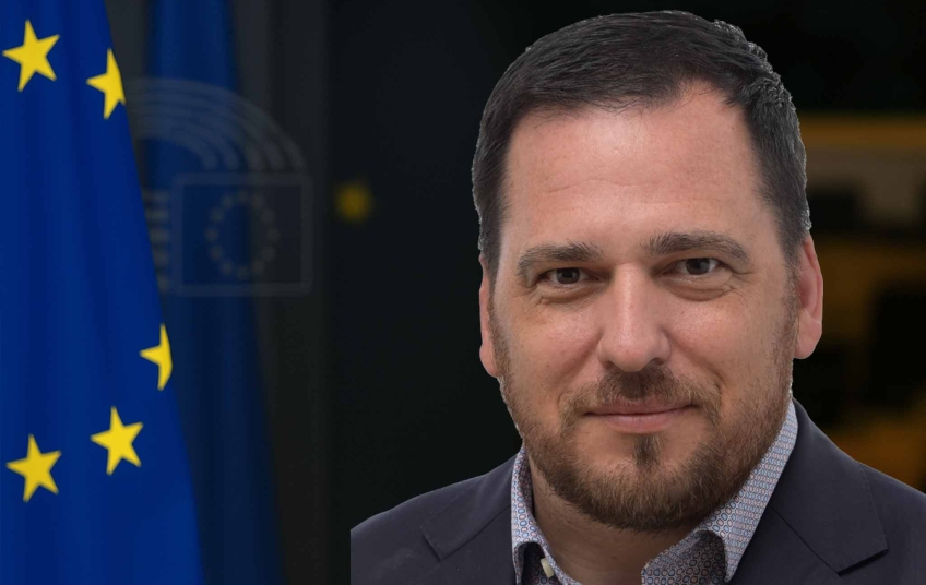Tomáš Zdechovský před vlajkou EU, symbolický portrét v kontextu debaty o BIS a opozici
