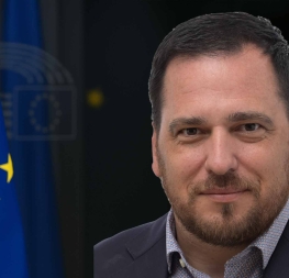 Tomáš Zdechovský před vlajkou EU, symbolický portrét v kontextu debaty o BIS a opozici
