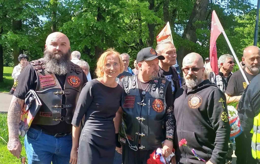 Kateřina Konečná na fotografii s motorkáři při pietní akci v Ostravě 2025