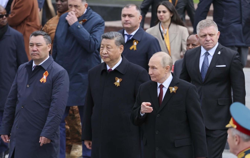 Slovenský premiér Robert Fico po boku ruského prezidenta Vladimira Putina a čínského prezidenta Si Ťin-pchinga během slavnostního ceremoniálu v Moskvě u příležitosti Dne vítězství. Slovenský premiér Robert Fico, ruský prezident Vladimir Putin a čínský prezident Si Ťin-pching během slavnostní přehlídky v Moskvě