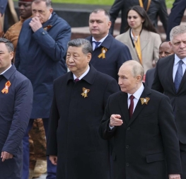 Slovenský premiér Robert Fico, ruský prezident Vladimir Putin a čínský prezident Si Ťin-pching během slavnostní přehlídky v Moskvě