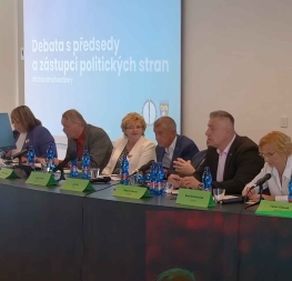 Panelová diskuse na odborovém fóru zdravotnictví 2025 s účastí zástupců odborů a opozičních politických stran, bez přítomnosti vládních představitelů.