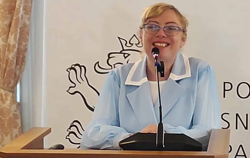 Ekonomka Ilona Švihlíková vystupuje na semináři „Evropa v bodu zlomu“ v Poslanecké sněmovně, květen 2025.