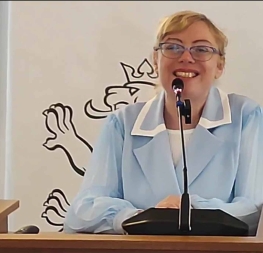 Ekonomka Ilona Švihlíková vystupuje na semináři „Evropa v bodu zlomu“ v Poslanecké sněmovně, květen 2025.