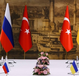 Vlajky Ruska, Turecka a Ukrajiny při mírových jednáních v Istanbulu v roce 2025