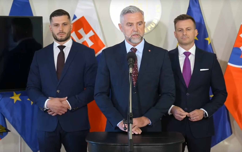 Tisková konference po jednání Bezpečnostní rady Slovenské republiky, na které zazněla varování před rostoucími nenávistnými projevy, výhrůžkami a šířením extremistických symbolů ve veřejném prostoru. Slovenští představitelé na tiskové konferenci Bezpečnostní rady Slovenské republiky k nárůstu nenávistných projevů.
