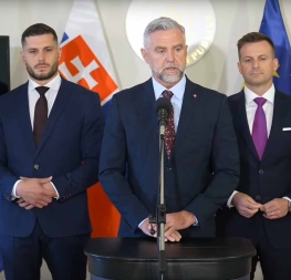 Slovenští představitelé na tiskové konferenci Bezpečnostní rady Slovenské republiky k nárůstu nenávistných projevů.