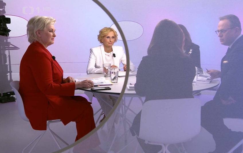 Napjatá atmosféra během Otázek Václava Moravce 18. května 2025. Na snímku zleva Kateřina Konečná, Miroslava Němcová, Jana Maláčová a moderátor Václav Moravec v průběhu ostré předvolební debaty. Zdroj: Printscreen z vysílání ČT1 (Otázky Václava Moravce, 18. 5. 2025) Debata Otázky Václava Moravce 18. května 2025 – Kateřina Konečná, Miroslava Němcová, Jana Maláčová a Václav Moravec ve studiu ČT