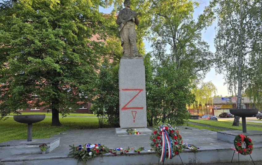 Válka s historií pokračuje – Fialova vláda mlčí, pomníky mizí