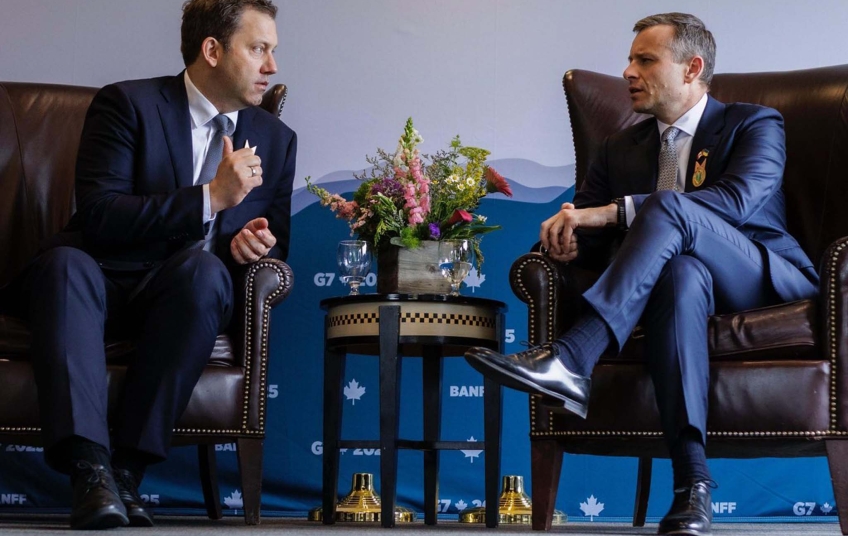 Ukrajinský ministr financí Sergii Marčenko (vpravo) během jednání na summitu G7 v Kanadě, kde předložil návrh na přímé financování ukrajinské armády Evropskou unií od roku 2026. financí Ukrajiny Sergii Marčenko jedná o financování ukrajinské armády na summitu G7