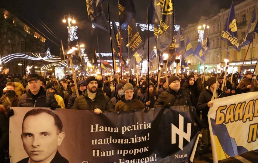 Každoroční pochod na počest Stepana Bandery v Kyjevě. Transparenty a hesla otevřeně odkazují na nacionalistickou ideologii. Akce vyvolává kontroverze doma i v zahraničí kvůli spojení s historickým odkazem OUN–UPA. Banderismus a nacismus na Ukrajině – pochod na počest Bandery