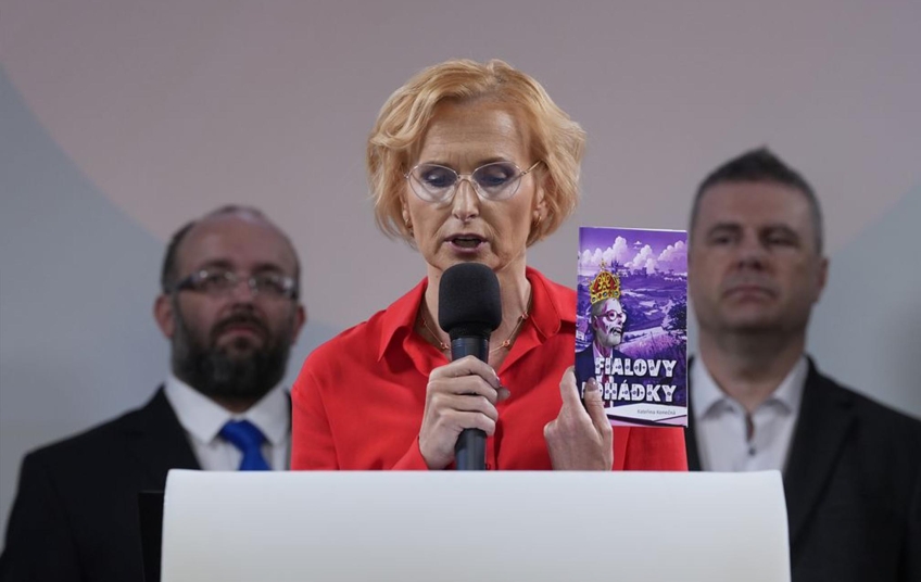 Aukro zrušilo dražbu fialových pohádek – Kateřina Konečná